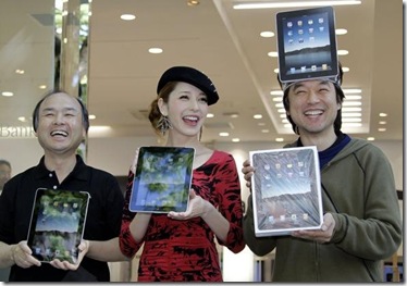 kazuki-miura-is-the-first-in-japan-to-land-an-ipad-he-celebrates-with-softbanks-ceo-masayoshi-son-and-rina-fujii-a-model
