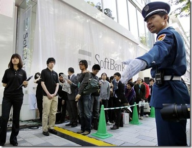 police-keep-the-people-in-order-at-softbank